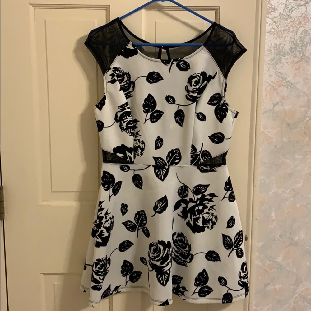 Dress black and white size XL
